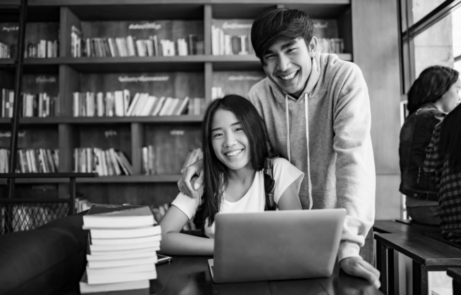 Ambiente de trabalho com documentos financeiros e calculadora