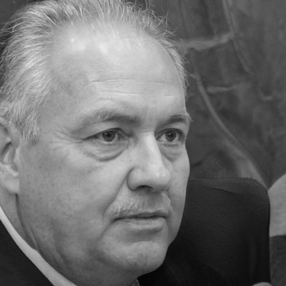 Retrato profissional de Telmo Carvalho, especialista em gestão financeira
